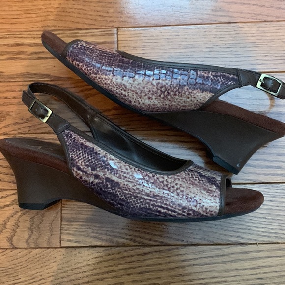A2 by AEROSOLES - ladies open toe slingback sandal size 7-1/2, brown snakeskin - Picture 2 of 11
